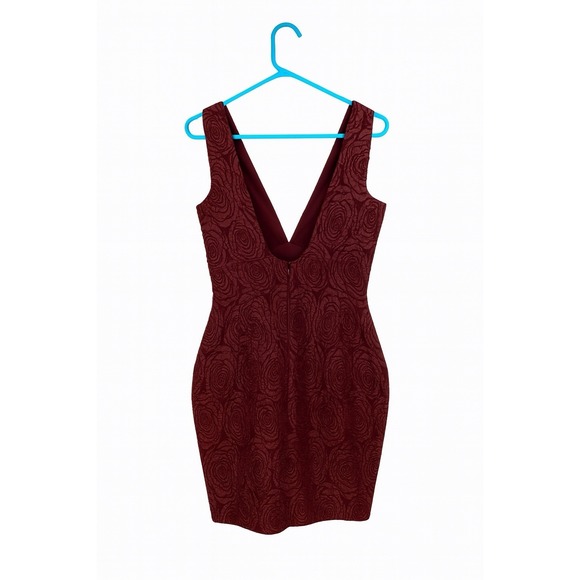 Pink Rose Dresses & Skirts - Siena Women's Dress Size 6 Burgundy Rose Jacquard Deep V Sleeveless Cocktail